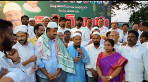 రంజాన్ పవిత్ర మాసం పురస్కరించుకొని ఖమ్మం నియోజకవర్గంలోని 3 టౌన్ ప్రాంతం నయాబజార్ స్కూల్లో నిర్వహించిన ఇఫ్తార్ ఏ దావత్ కార్యక్రమానికి ముఖ్యఅతిథిగా విచ్చేసిన యువ నాయకుడు తుమ్మల యుగంధర్.ఈ సందర్భంగా వారు మాట్లాడుతూ ప్రపంచవ్యాప్తంగా ముస్లింలకు అతి పవిత్రమైన రంజాన్ మాసం పురస్కరించుకొని అత్యంత భక్తిశ్రద్ధలతో కటోర ఉపవాస దీక్షతో కఠిన నియమ నిబంధనలతో దీక్ష చేసే ముస్లిం సోదర సోదరీమణులను కలుసుకొని వారి సమక్షంలో ఇఫ్తార్ విందులో పాల్గొనడం చాలా ఆనందంగా ఉన్నదని , ఇంత పెద్ద ఎత్తున ఈ కార్యక్రమాన్ని నిర్వహించిన నిర్వాహకులను అభినందించాలని అన్నారు. 2000 మంది ఒకేసారి ఈ ఇఫ్తార్ విందులో పాల్గొనడం చాలా గొప్ప విషయమని ఏర్పాట్లు చాలా బాగా చేశారని అన్నారు ఈ కార్యక్రమంలో ఖమ్మం కార్పొరేషన్ డిసిసి అధ్యక్షులు నాగండ్ల దీపక్ చౌదరి, నగర మేయర్ పునుకొల్లు నీరజ, మార్కెట్ కమిటీ వైస్ చైర్మన్ తల్లాడ రమేష్ 3 టౌన్ కాంగ్రెస్ పార్టీ ఇంచార్జ్ ఎర్రం బాలగంగాధర్ తిలక్ నున్న మాధవరావు గారు కల్వకుంట్ల గోపాల్ గారు మొహమ్మద్ అష్రఫ్ ముక్తార్ నగర ఓబీసీ,intuc sc సెల్ అధ్యక్షులు బాణాల లక్ష్మణ్, నరాల నరేష్ శంకర్ నాయక్ నాలం సతీష్ ధనాల రమణ బొమ్మ ఉదయ్ వెన్న పండు కుదుమూరి ఉమేష్ పత్తికొండ శ్రీనివాస్ అల్లే సాయికిరణ్ తదితరులు పాల్గొన్నారు